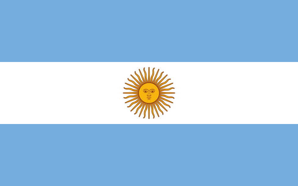 Drapeau à trois bandes horizontales bleu ciel, blanche et bleu ciel, avec un soleil doré à visage au centre