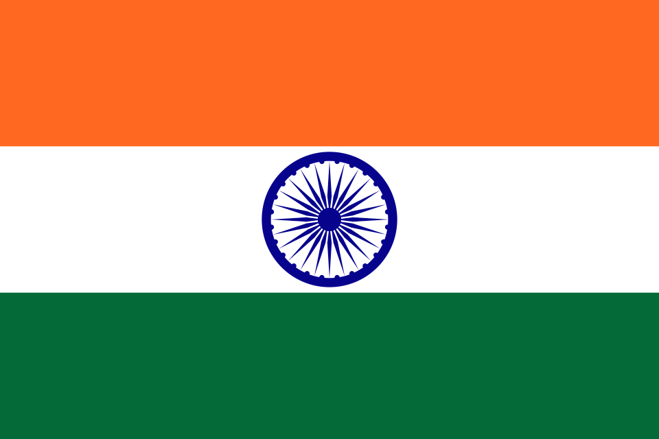 Drapeau à trois bandes horizontales orange safran, blanche et verte, avec une roue bleue à rayons au centre