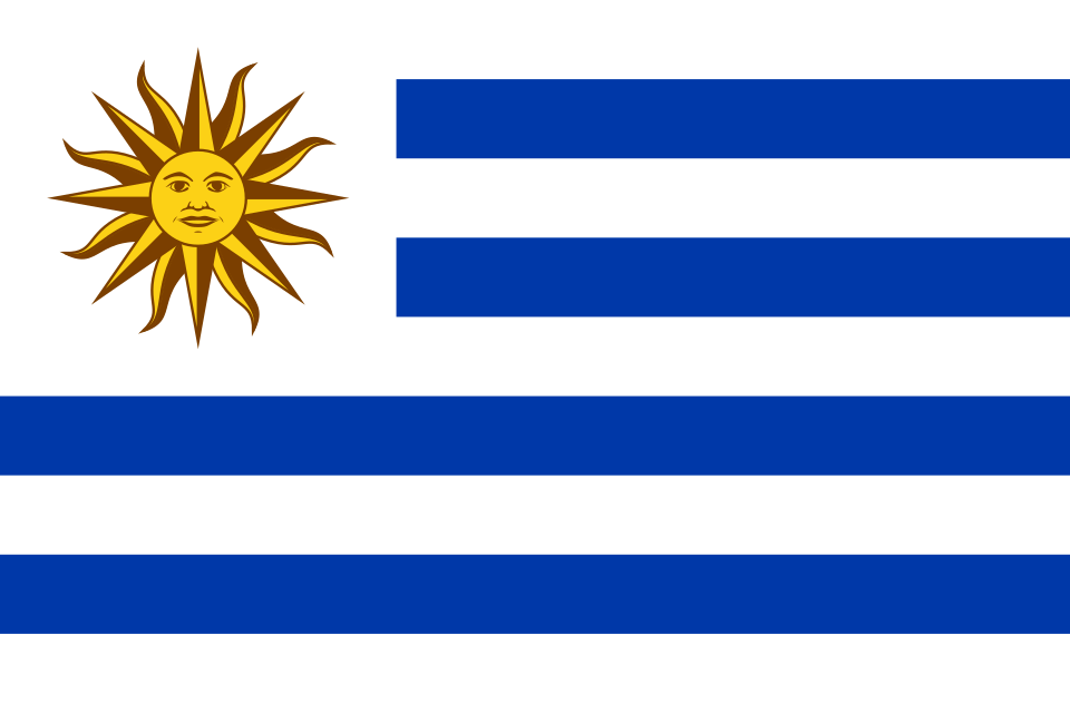 Drapeau à neuf bandes horizontales blanches et bleues, avec un soleil doré à visage dans le coin supérieur gauche
