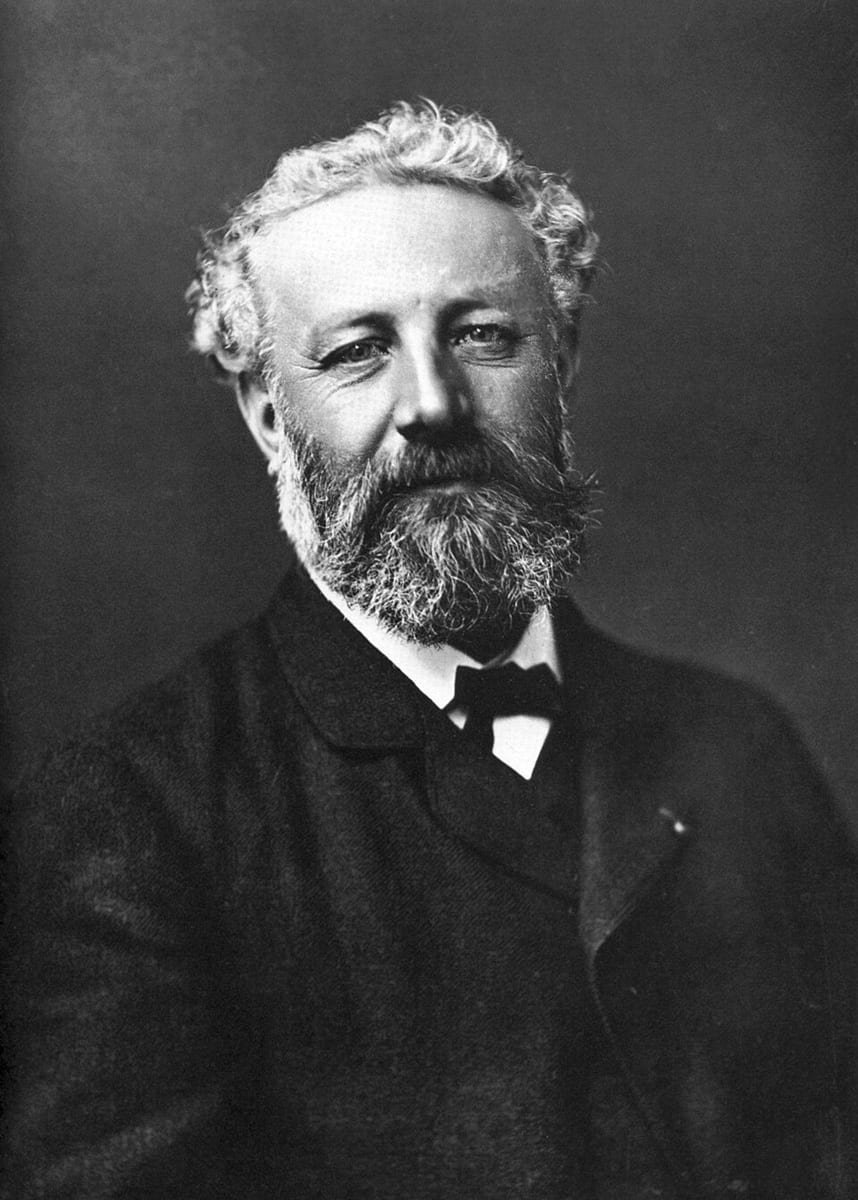 Photographie en noir et blanc d'un homme barbu en veste sombre