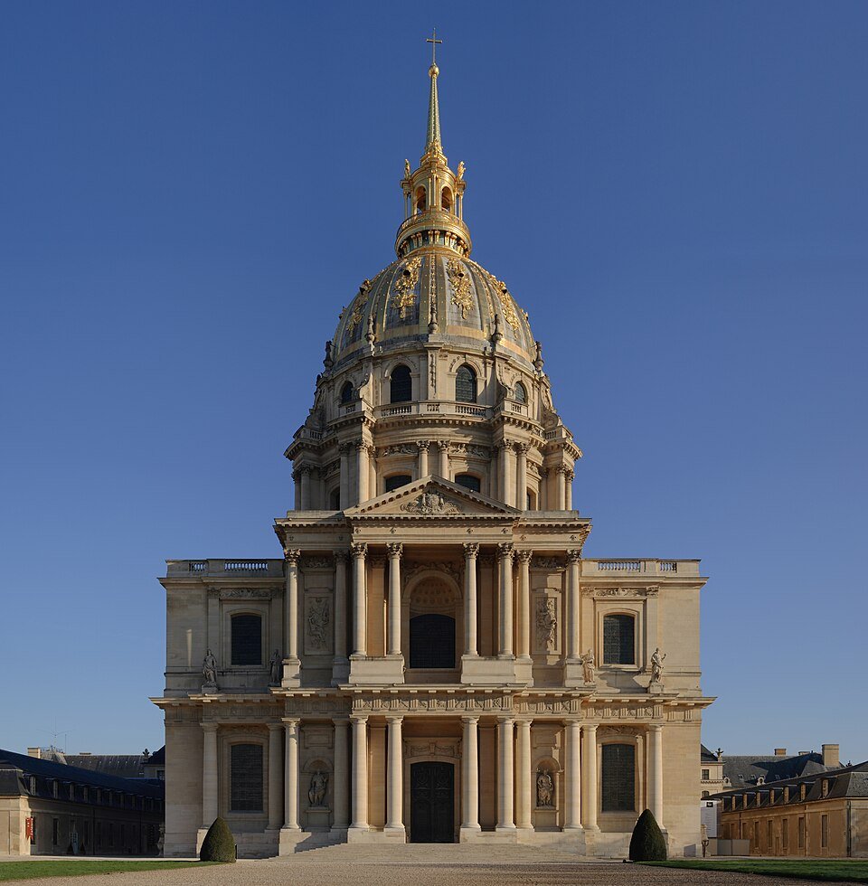 Façade d'un édifice classique surmonté d'un dôme doré