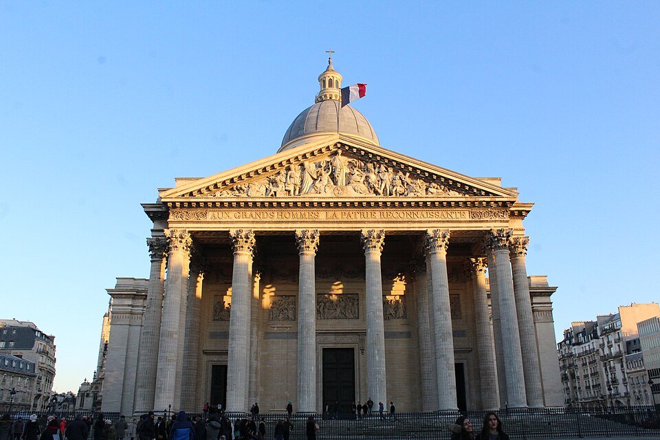 Façade d'un édifice à colonnes corinthiennes, surmonté d'un dôme