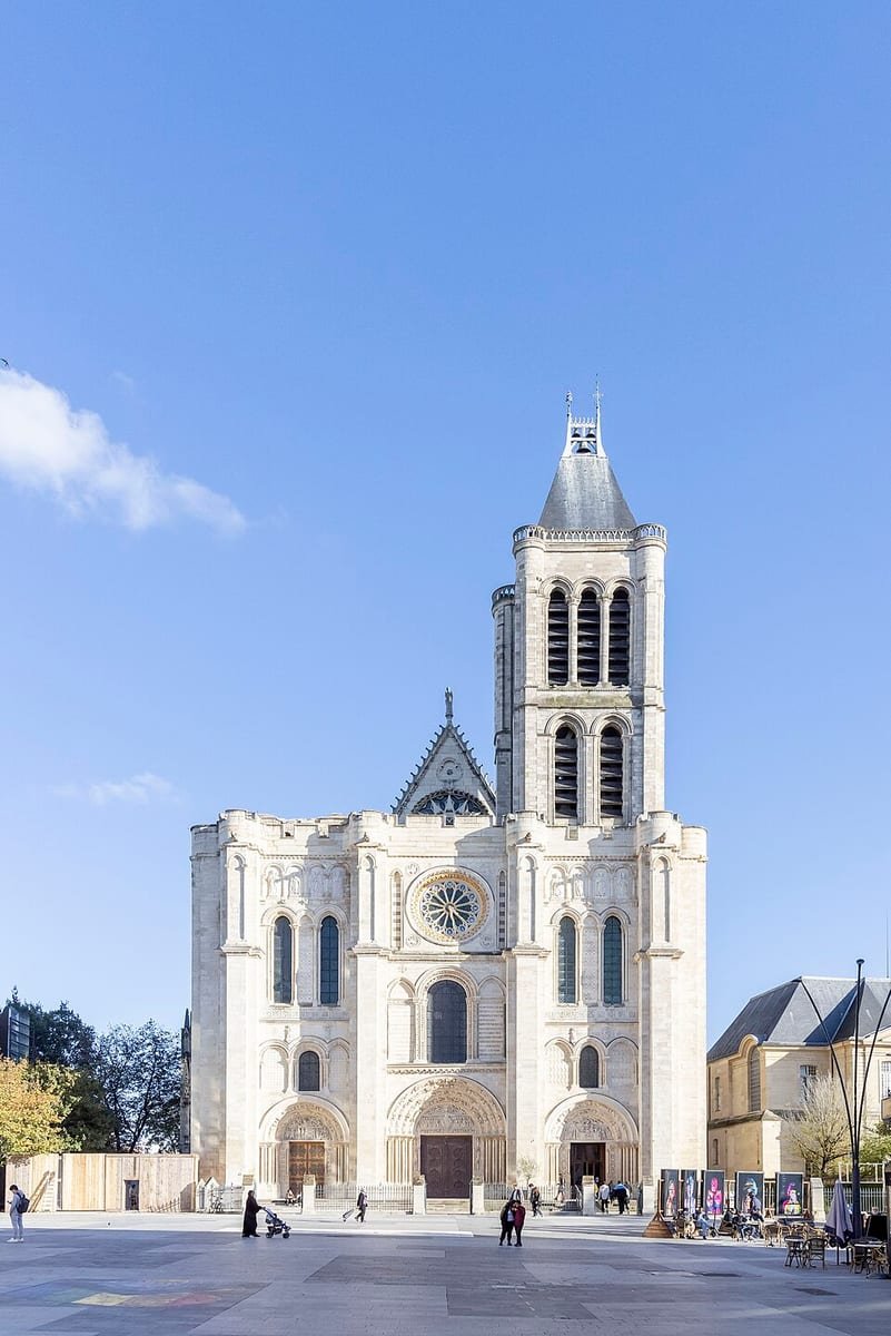 Façade d'une église romane à deux clochers, en plein jour