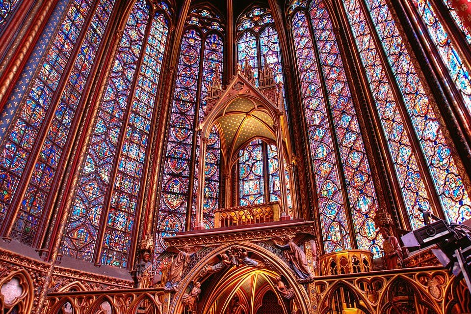 Vue intérieure d'une chapelle gothique aux vitraux colorés