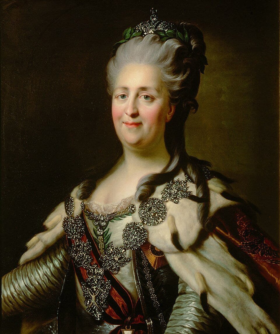Portrait d'une souveraine souriante aux cheveux poudrés, couronne de laurier, manteau d'hermine et décorations