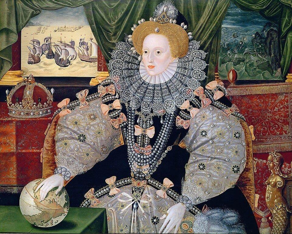 Portrait d'une reine au visage très pâle, en robe brodée de perles et grande collerette, la main sur un globe, devant des navires