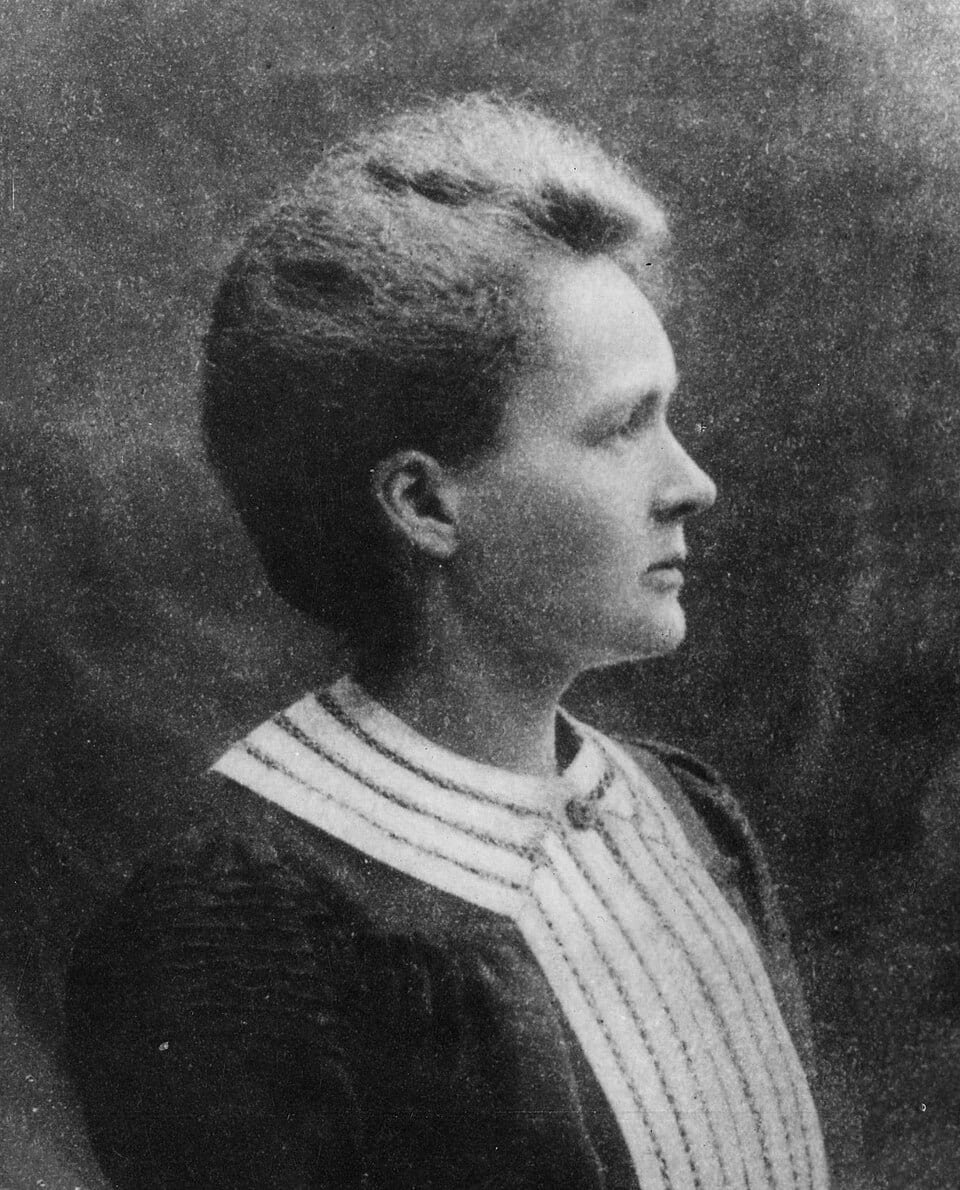 Photographie de Marie Curie de profil, en noir et blanc