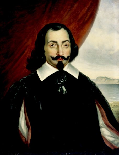 Portrait peint d'un homme à la moustache relevée, devant un rideau rouge et la mer