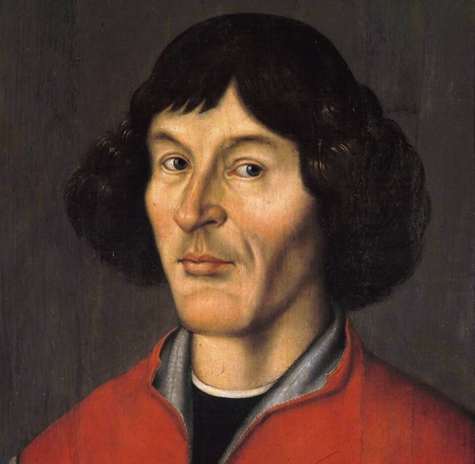 Portrait d'un homme aux cheveux bruns mi-longs, vêtu d'un habit rouge à col gris, sur fond sombre