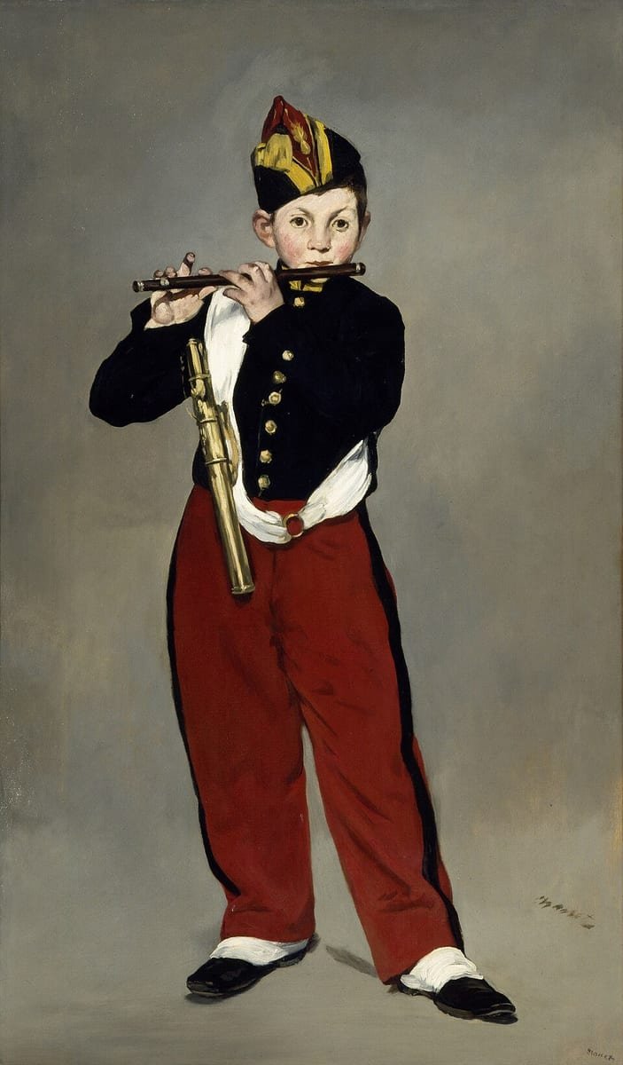 Portrait en pied d'un garçon en uniforme, pantalon rouge et calot, jouant d'une petite flûte sur un fond gris