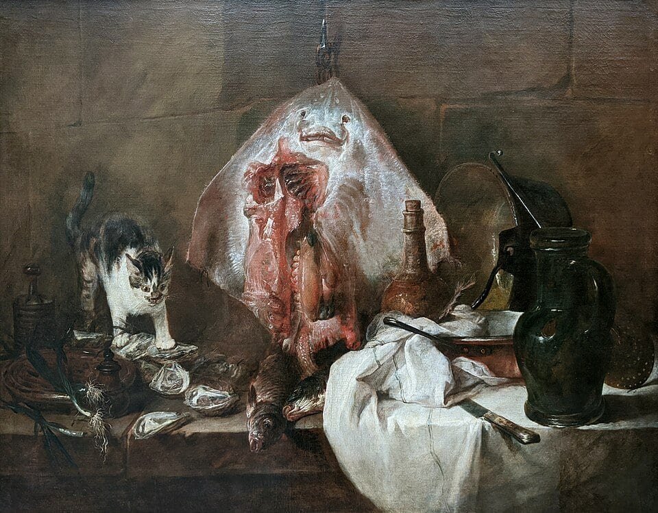 Nature morte avec un grand poisson plat accroché au mur, un chat sur des huîtres et des ustensiles de cuisine